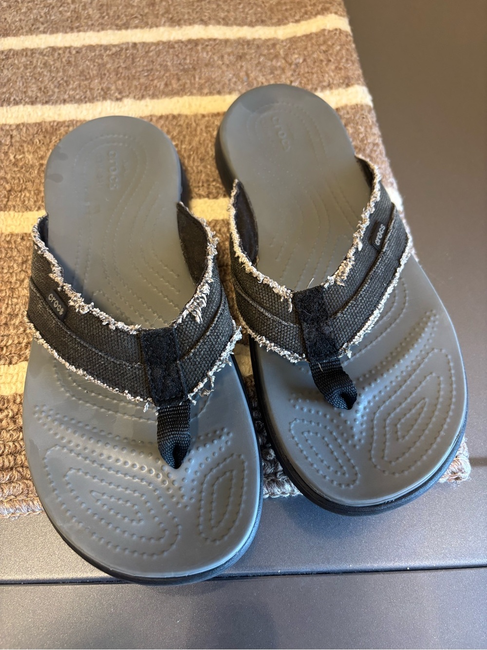 Men’s black Flip Flop Sandals with Frayed Straps